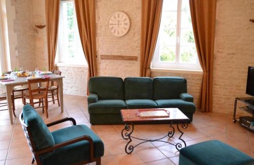 Saint-Cybardeaux House | Gîte familial avec piscine chauffée, jardin clos, équipement bébé, au cœur d'une propriété viticole. - FR-1-653-70