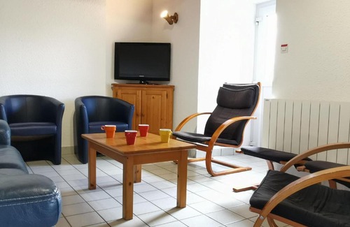 Mezeres House | Gîte familial avec cour, ping-pong, proche Lyon et Clermont-Ferrand - FR-1-582-330