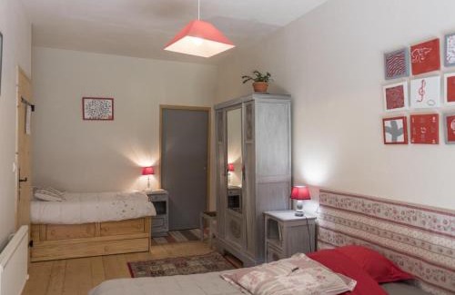 Souvigny House | Gîte familial en ferme équestre avec piscine, nature et confort à Souvigny - FR-1-489-466
