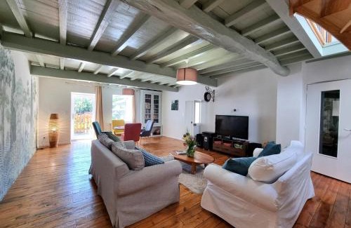 Saint-Denis-sur-Coise House | Gîte spacieux avec spa et jardin à Saint-Denis-sur-Coise, jusqu'à 10 personnes - FR-1-496-358