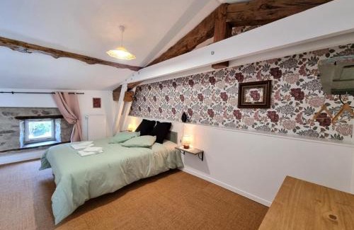 Saint-Denis-sur-Coise House | Gîte spacieux avec spa et jardin à Saint-Denis-sur-Coise, jusqu'à 10 personnes - FR-1-496-358