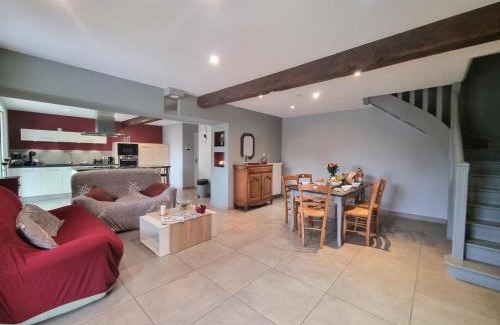 Saint-Galmier House | Gîte spacieux et rénové avec véranda lumineuse et jeux extérieurs à Saint-Galmier - FR-1-496-300