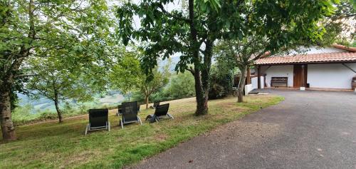 Osses House | Gîte Xuritenborda 7 personnes avec vue exceptionnelle sur les montagnes basque, Lits 180 King Size