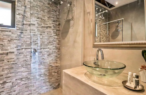 Kosmos House | Galagos Lodge