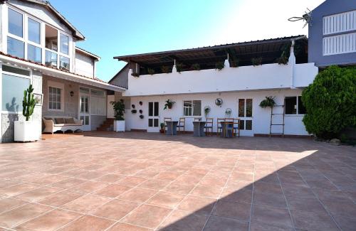 Oubina House | GALIHOST - Enorme casa con gran zona exterior en Cambados