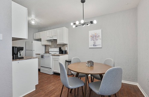 College Station Apartment | Game Day sQaud - 4 Units 5 min from Kyle Field! Pet & Large Group Friendly!