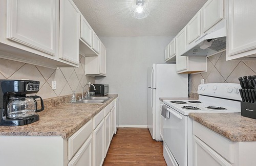 College Station Apartment | Game Day sQaud - 4 Units 5 min from Kyle Field! Pet & Large Group Friendly!