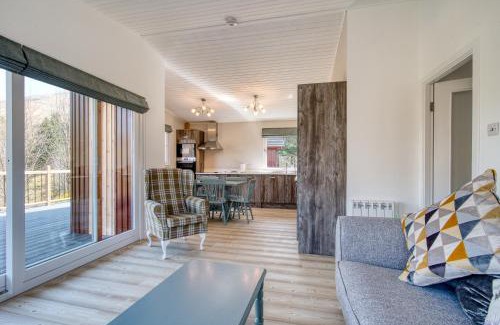 Crianlarich Ski Chalet | Gamekeeper Lodge loch and mountain view free wifi