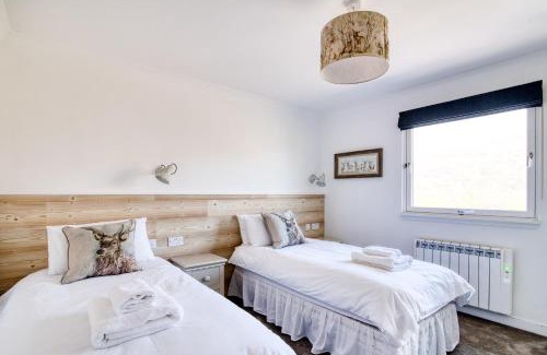 Crianlarich Ski Chalet | Gamekeeper Lodge loch and mountain view free wifi