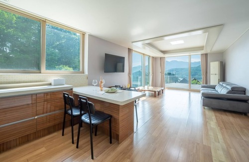 Seorak House | Gapyeong Yeonkkocchosu Pet Pension
