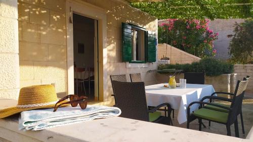 Postira Apartment | Garden apartment with a View