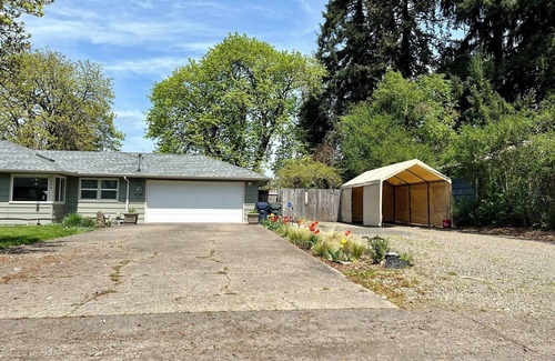 Eugene Cottage | Garden Cottage - 1 bedroom + loft sleeps 4, 15 min to U of O