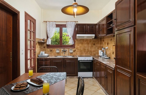 Katochori Villa | Garden House with Pool, 4BD, 2BA, 10min to center