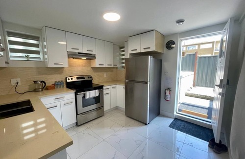 New Westminster House | Garden Suite 2-Bed/1-Bath can be Interconnected with additional Suite