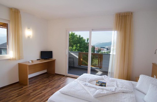 Caldaro Sulla Strada del Vino Hotel | Garni Hotel Peterlinhof