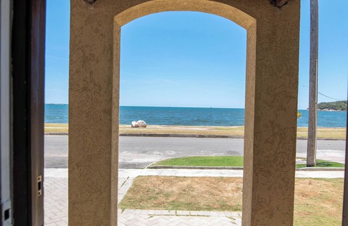 Portmore House | Gated Beachfront House - 10 Minutes from Kingston