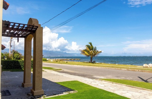 Portmore House | Gated Beachfront House - 10 Minutes from Kingston