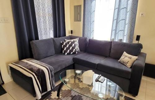Portmore House | Gated Cozy Urban Luxe Retreat