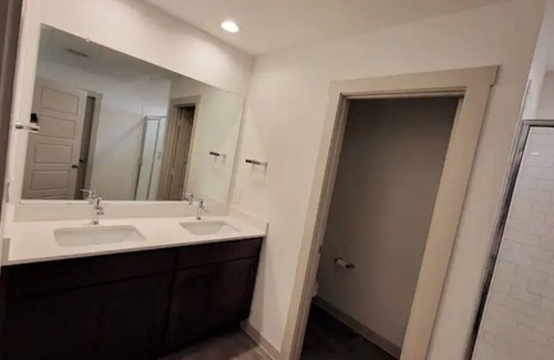 Southeast Houston House | Gated Fun Home by Med Center/Downtown/NRG Stadium
