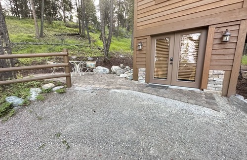 Somers Cottage | Gated Queen Bed Cottage, TV, Wifi, Kitchenette Views of Flathead Lake EV Charger