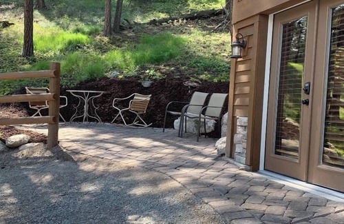 Somers Cottage | Gated Queen Bed Cottage, TV, Wifi, Kitchenette Views of Flathead Lake EV Charger