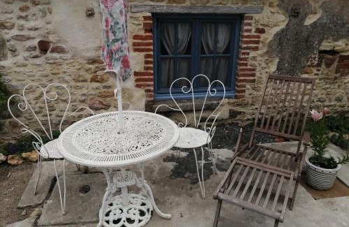 Taize-Maulais Bed & Breakfast | Gatekeepers Cottage Tiny House, Taizé, Deux-Sevres, Velo Francette