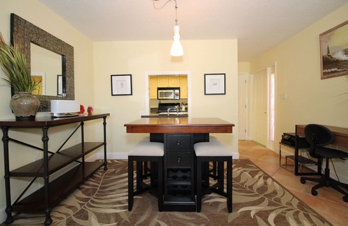 Sarasota Condo | Gateway to Siesta Key 1/2 mile Walk to the Beach Adorable 2 Bedroom Condo