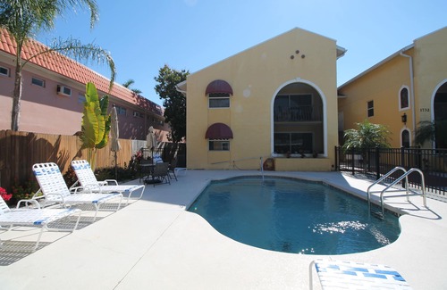 Sarasota Condo | Gateway to Siesta Key 1/2 mile Walk to the Beach Adorable 2 Bedroom Condo