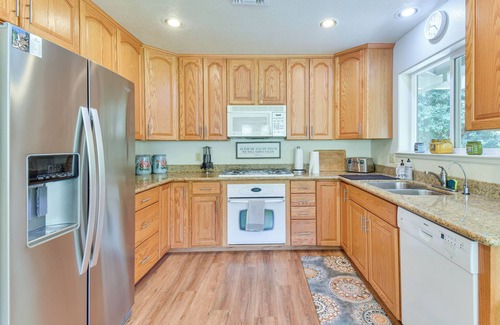 Groveland Cottage | Gateway to Yosemite: Group-friendly Groveland Home