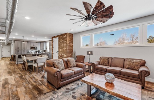 Southside Cabin | Gathering Tree's 6 Boutique Queen Suites Downtown Retreat