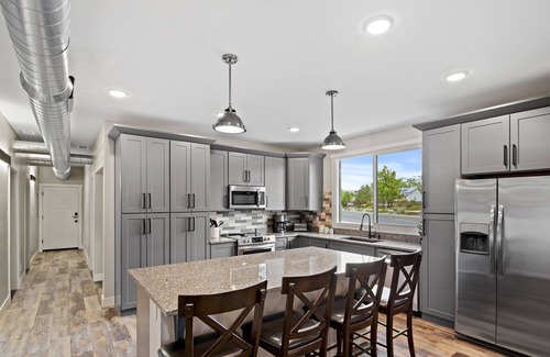 Southside Cabin | Gathering Tree's 6 Boutique Queen Suites Downtown Retreat