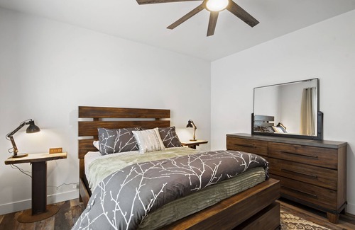 Southside Cabin | Gathering Tree's 6 Boutique Queen Suites Downtown Retreat