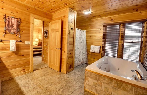 Gatlinburg Cabin | Gatlinburg - Misty Mountain View - 1 Bedroom - Sleeps 6