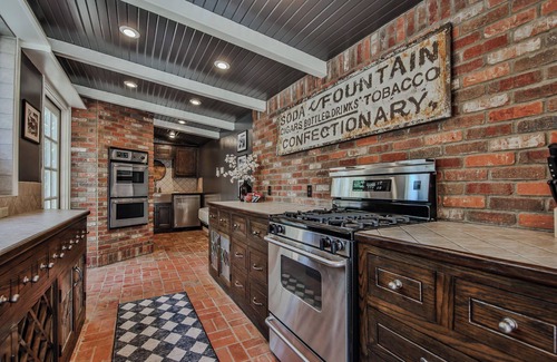 Lubbock House | Gatsby Getaway 2 miles to TTU w/Pool+Speakeasy+Bar