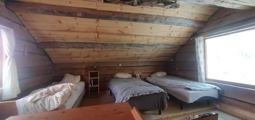 Jorn House | Gemütliche Blockhütte mit Außentoilette und Badezimmer im Haupthaus