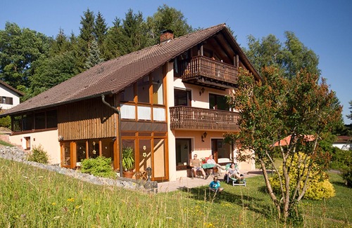 Fladungen Apartment | Gemütliche Ferienwohnung für bis zu Vier Personen mit Sonnenterrasse