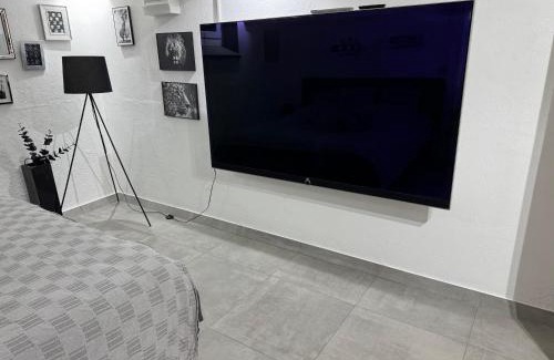 Bocholt House | Gemütliches Kellerzimmer + Bad