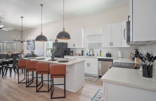 Nevada Street Cottage | Generous 4br/3ba Charmer Near Glorius Downtown!
