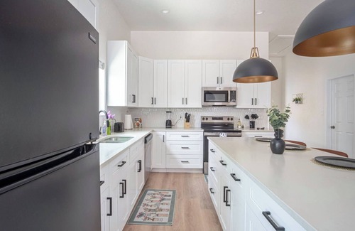 Nevada Street Cottage | Generous 4br/3ba Charmer Near Glorius Downtown!