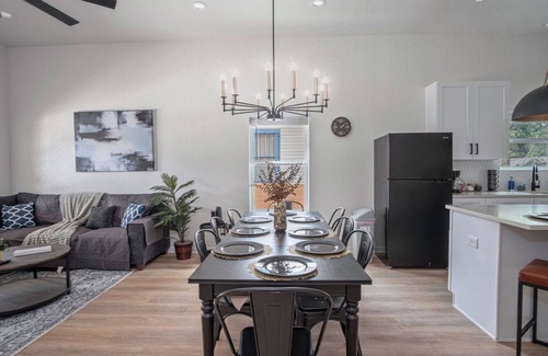 Nevada Street Cottage | Generous 4br/3ba Charmer Near Glorius Downtown!