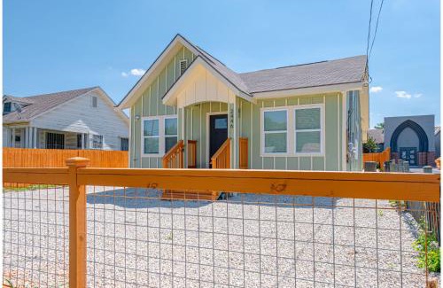 Eastside Promise Neighborhood House | Generous 5BR3BA Haven Close to Alamo Riverwalk