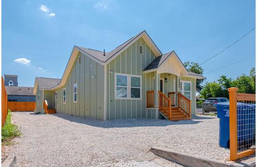 Eastside Promise Neighborhood House | Generous 5BR3BA Haven Close to Alamo Riverwalk