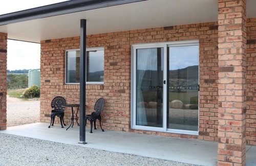 St Helens Cottage | George River Park (Private Suite, 100 Acres, Animals, Bay & Mountain Views)