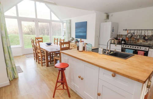 Dinas Cross Cottage | GER Y TRAETH, pet friendly, country holiday cottage in Dinas Cross