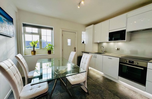 Gerrards Cross Apartment | Gerrardscross-sleeps4-parking-petfriendly-wembley