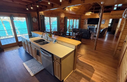 Quitman House | Get away from EVERYTHING! Secluded from the world. 300ft Water Front Log Cabin.