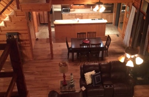 Quitman House | Get away from EVERYTHING! Secluded from the world. 300ft Water Front Log Cabin.