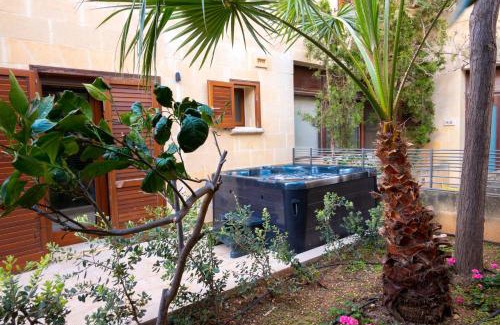 Ghajnsielem House | GetawayNpetto Private Duplex Maisonette with Jacuzzi Hot Tub