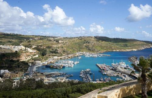 Ghajnsielem House | GetawayNpetto Private Duplex Maisonette with Jacuzzi Hot Tub