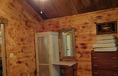 Pittsburg Cabin | Ghost woodnQuiet, Peaceful, Relaxing overall A Great Get Away Cabin!